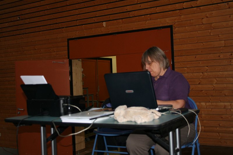 IMG_3881.JPG - L'arbitre Claire Pernoud installant son informatique