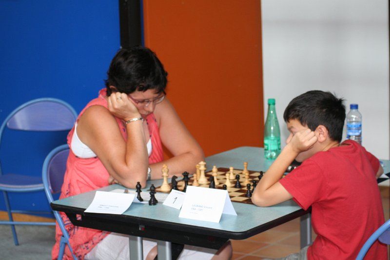 IMG_3945.JPG - Francoise Ringot joue à la ronde 8 table 1 contre la terreur du tournoi Petizelos, le jeune Vincent Legrand