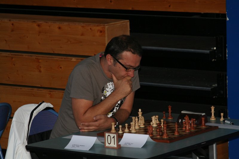 IMG_3950.JPG - Vladimir Petkov affronte Yuri Vovk, un des favoris, à la ronde 9