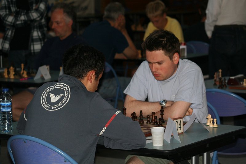 IMG_3967.JPG - Petar Arnaudov (de dos) contre Nicolas Brunner (ronde 9)