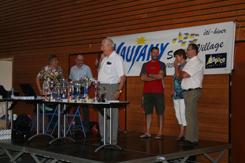 IMG_3980.JPG - Le plateau de la remise des prix: Claire Pernoud, J.S. Trochet, J.Brethé, Mr X (directeur du complexe sportif), Annick Basset et Dominique Ginet (Office du tourisme de Vaujany)